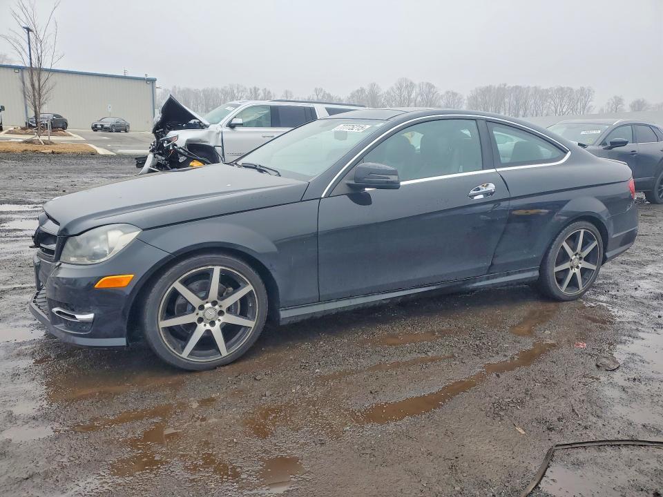 2015 MERCEDES-BENZ C — VIN WDDGJ4HB8FG422337