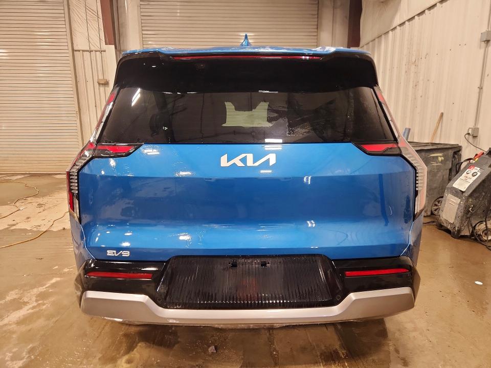 KNDADFS5XR6033618