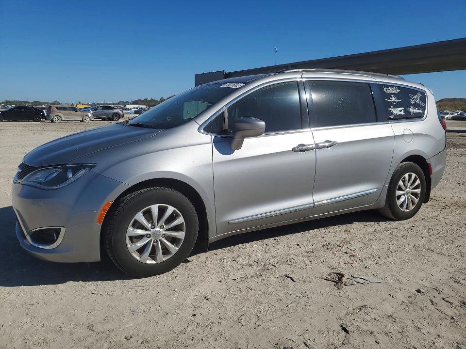 2017 CHRYSLER PACIFICA T — VIN 2C4RC1BG7HR703420