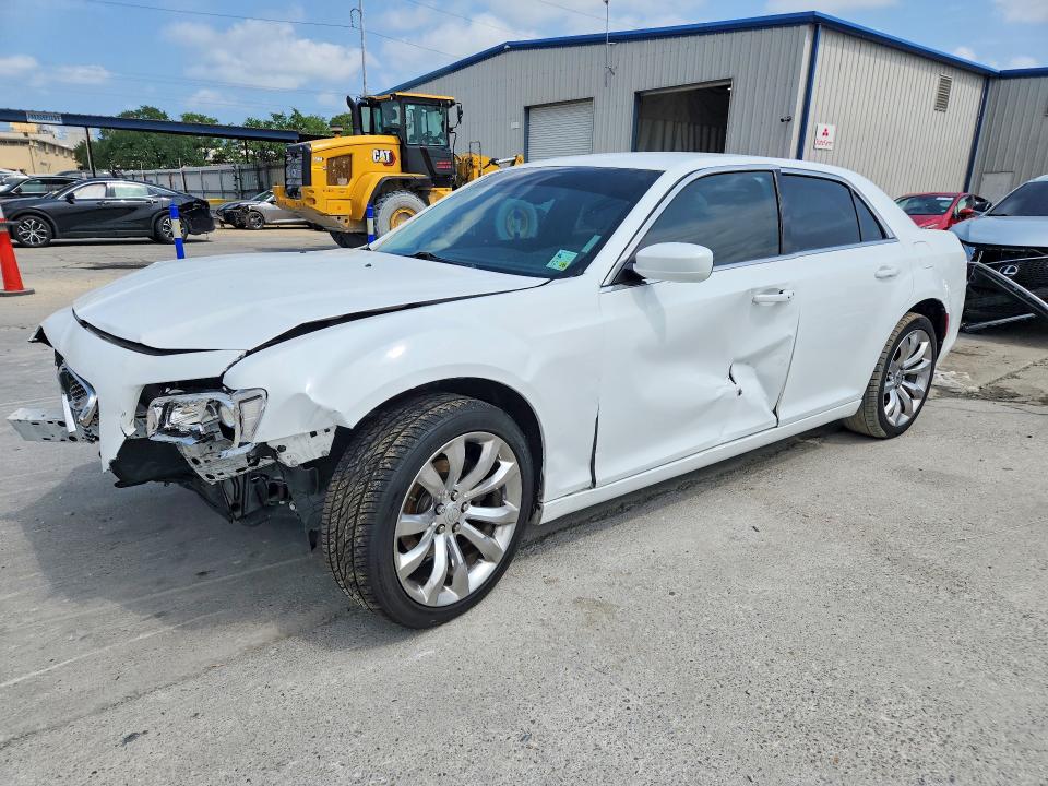 2016 CHRYSLER 300 — VIN 2C3CCAAG1GH313753