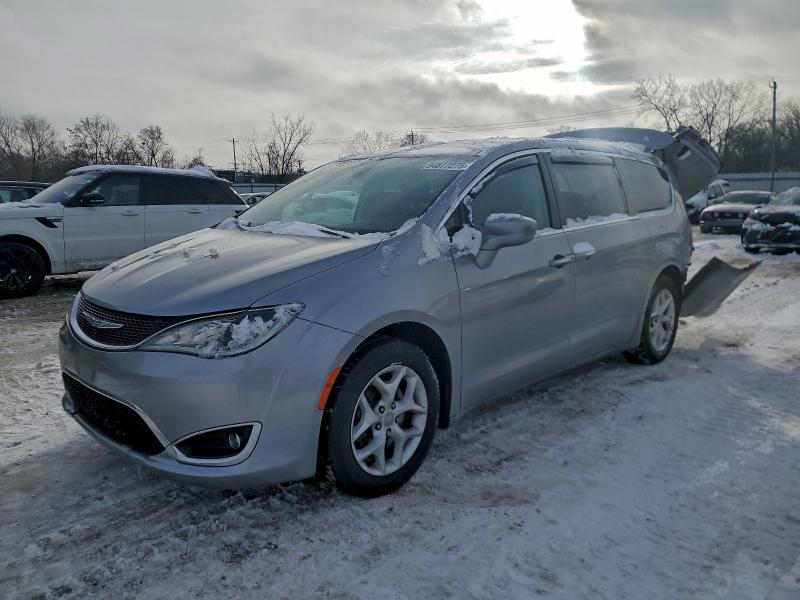 2018 CHRYSLER PACIFICA T — VIN 2C4RC1FGXJR122882