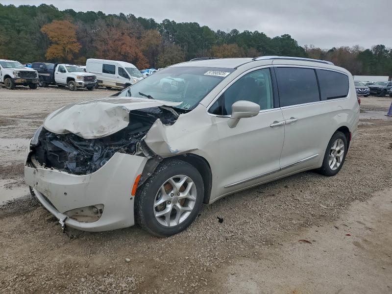 2017 CHRYSLER PACIFICA T — VIN 2C4RC1EG2HR739883