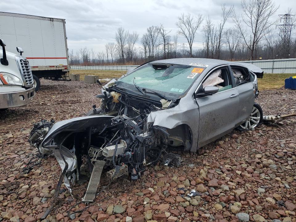 2015 CHRYSLER 200 — VIN 1C3CCCAB2FN725377