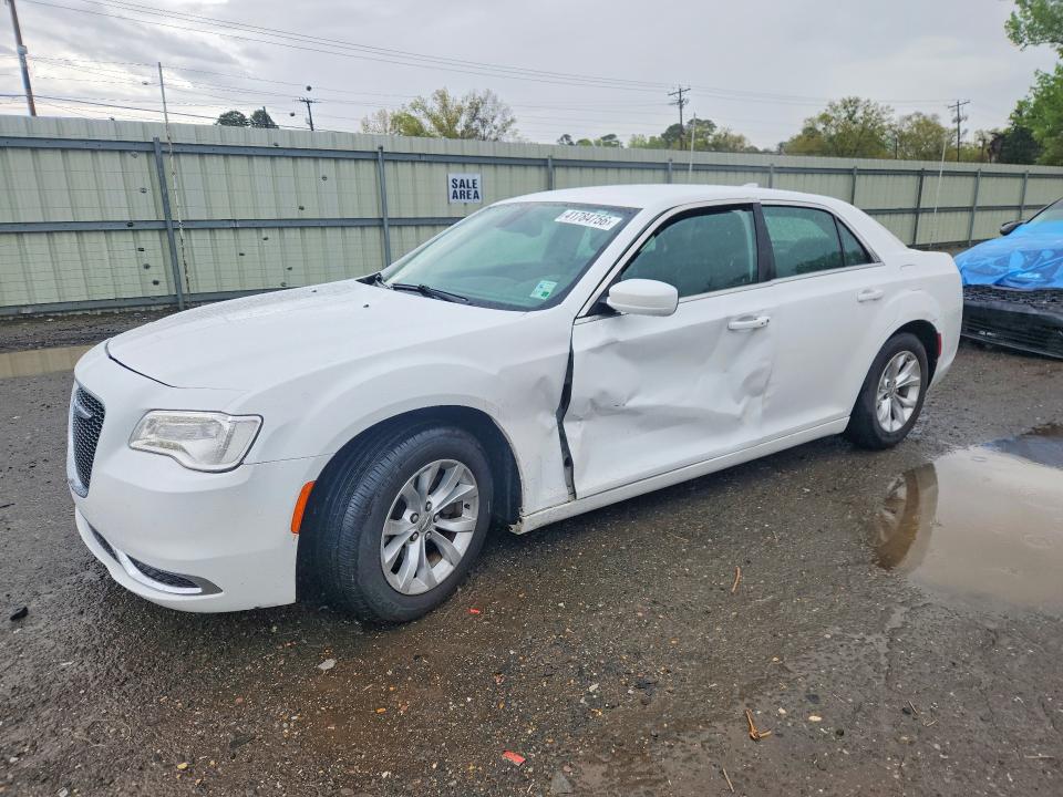 2015 CHRYSLER 300 — VIN 2C3CCAAG1FH930617