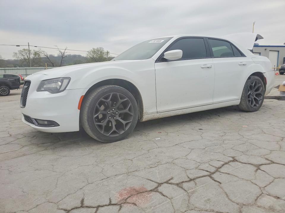 2016 CHRYSLER 300 — VIN 2C3CCABG4GH223897