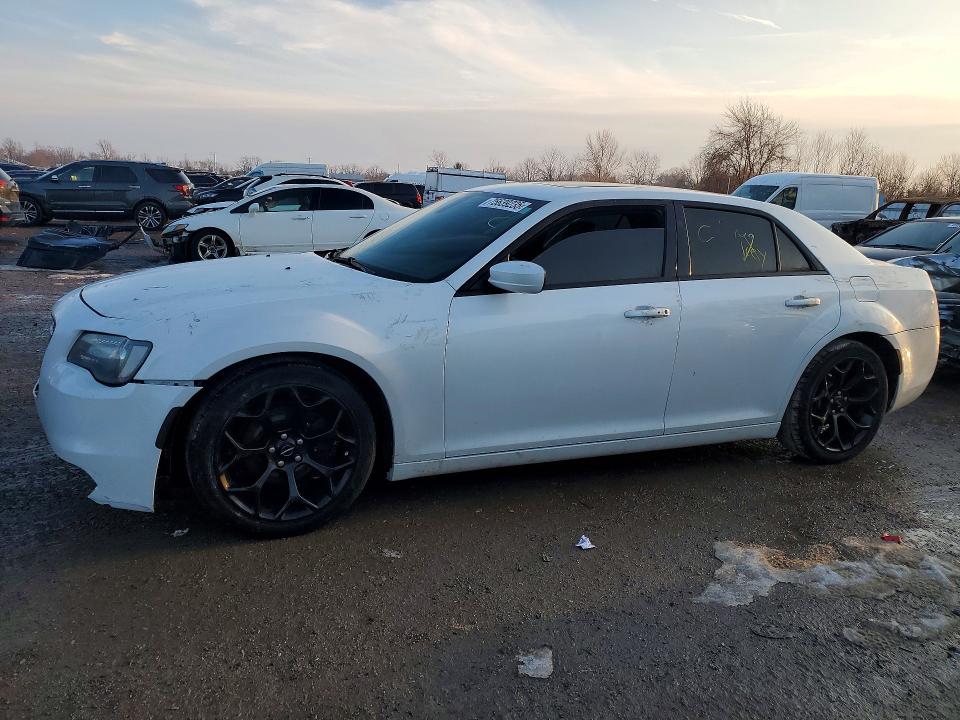 2015 CHRYSLER 300 — VIN 2C3CCABG9FH832790