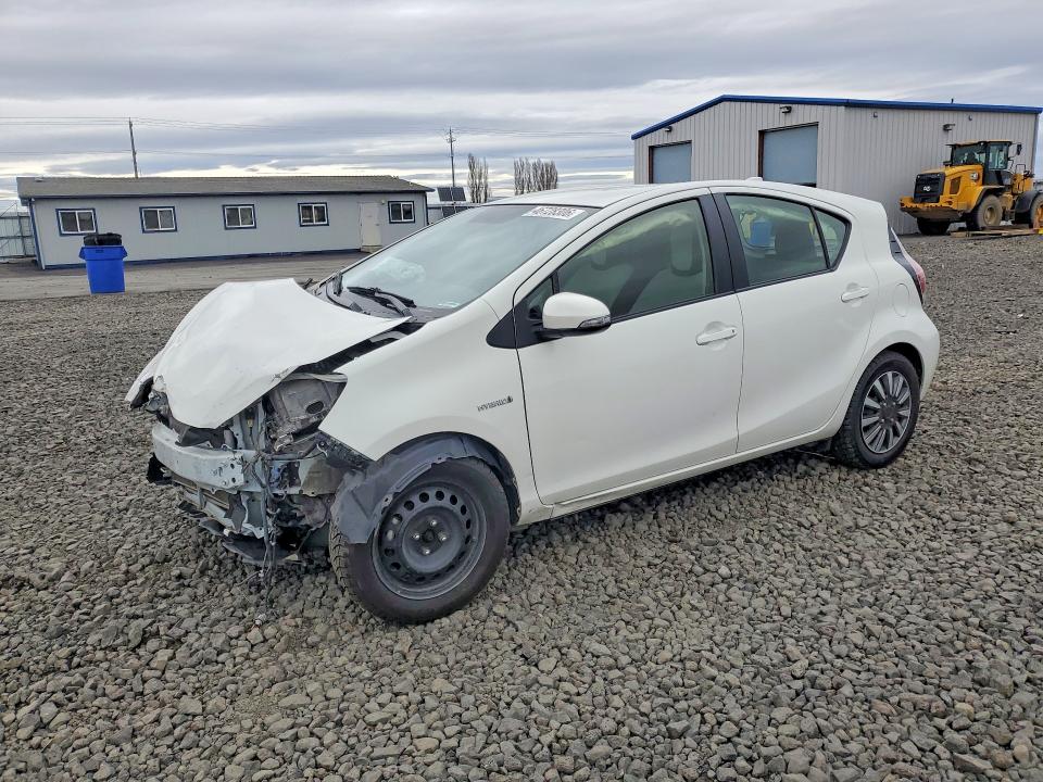 2015 TOYOTA PRIUS C — VIN JTDKDTB32F1088445
