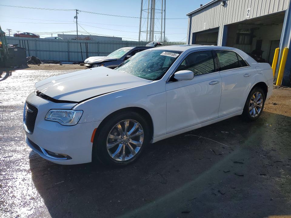 2015 CHRYSLER 300 — VIN 2C3CCARG9FH831001