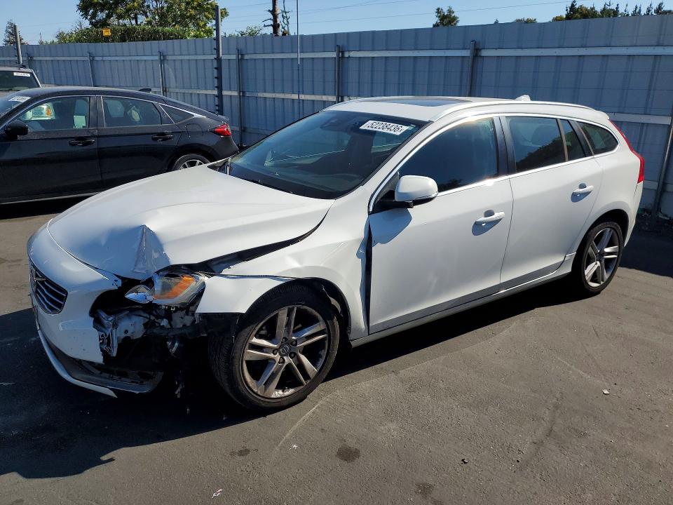2015 VOLVO V60 — VIN YV126MEB2F1192799