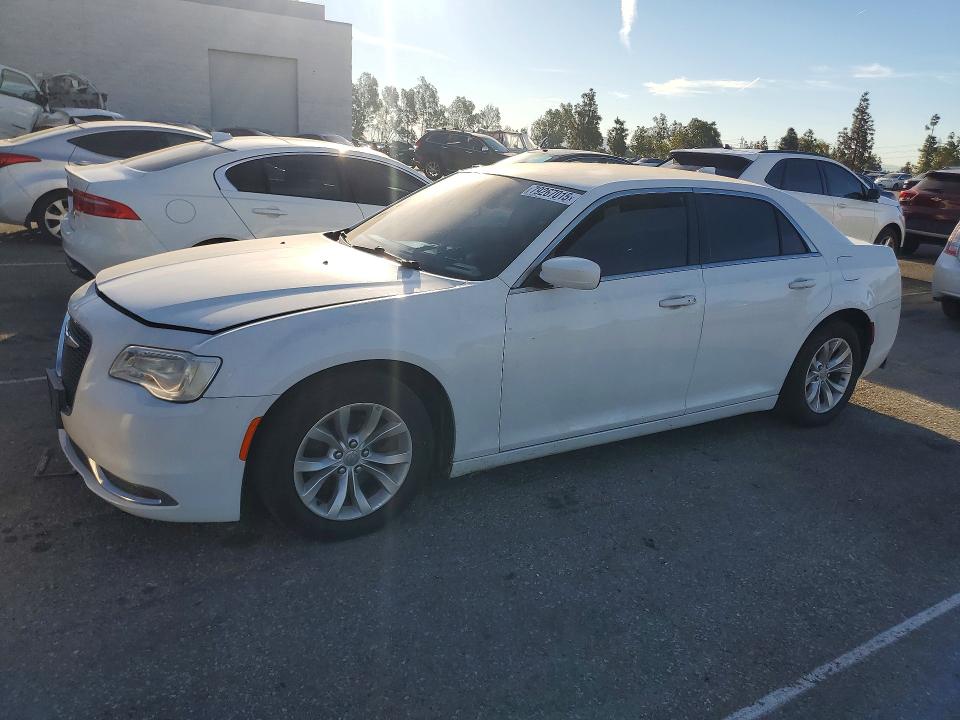 2015 CHRYSLER 300 — VIN 2C3CCAAG2FH872212