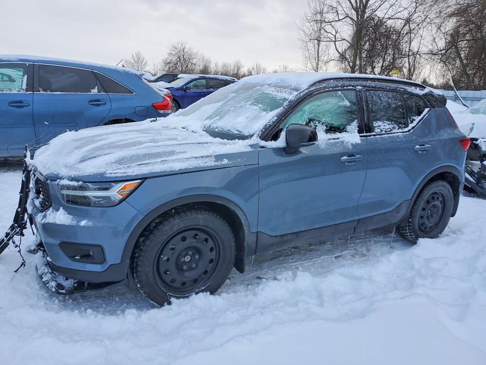 2021 VOLVO XC40 — VIN YV4162UMXM2494726
