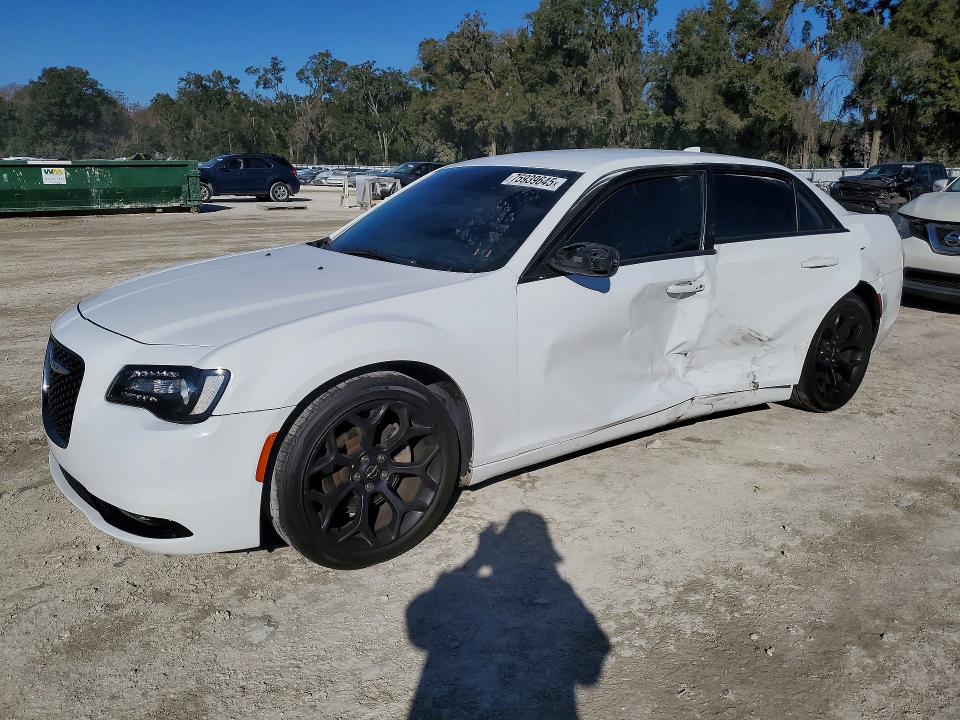 2019 CHRYSLER 300 S — VIN 2C3CCABG2KH693919