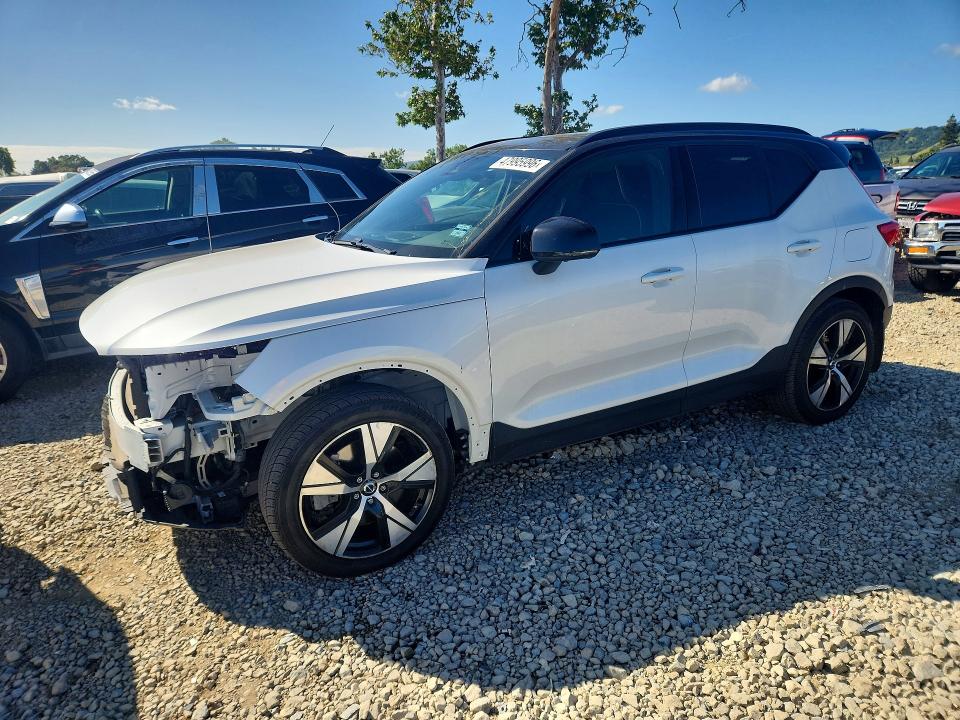 2021 VOLVO XC40 — VIN YV4ED3URXM2548552