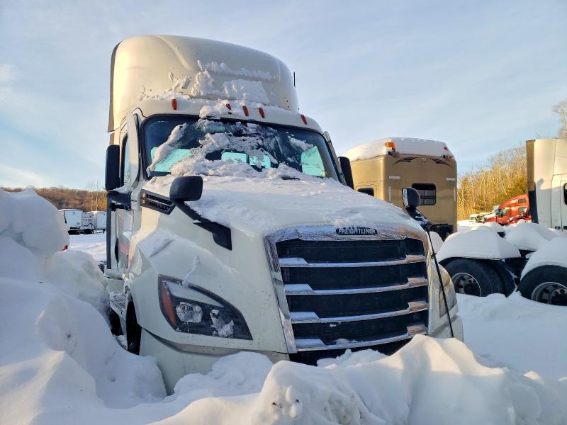 2022 FREIGHTLINER CASCADIA 1 — VIN 3AKJHLDV8NSNM9467