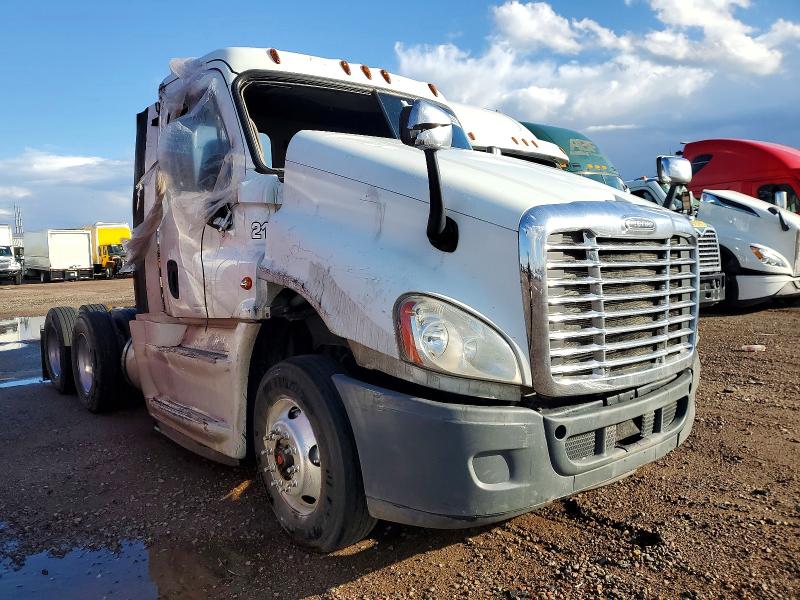 2015 FREIGHTLINER CASCADIA 1 — VIN 1FUJGED55FLGM8276