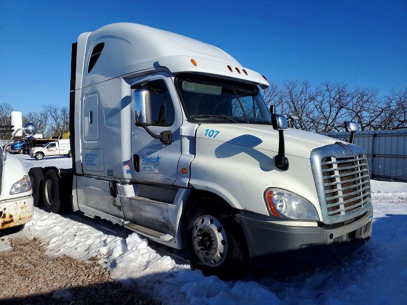 2015 FREIGHTLINER CASCADIA 1 — VIN 3AKJGLBG8FSGN0360