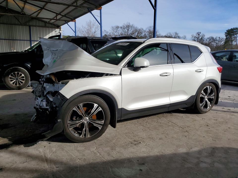 2022 VOLVO XC40 — VIN YV4162UL0N2653729