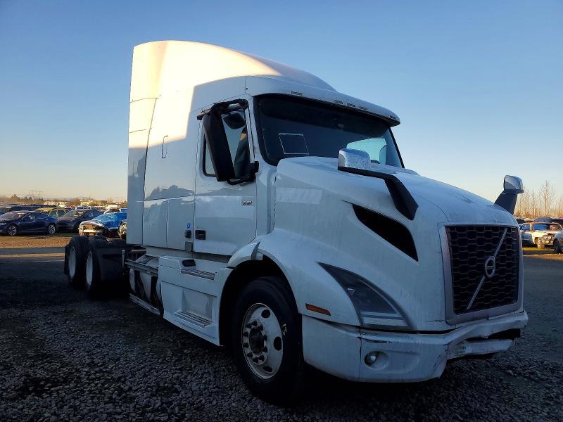 2020 VOLVO VNR — VIN 4V4WC9EH8LN256886