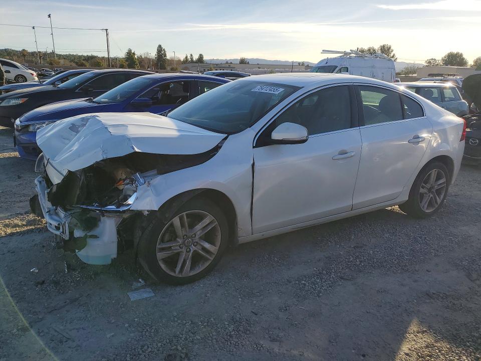 2015 VOLVO S60 — VIN YV140MFKXF1335278