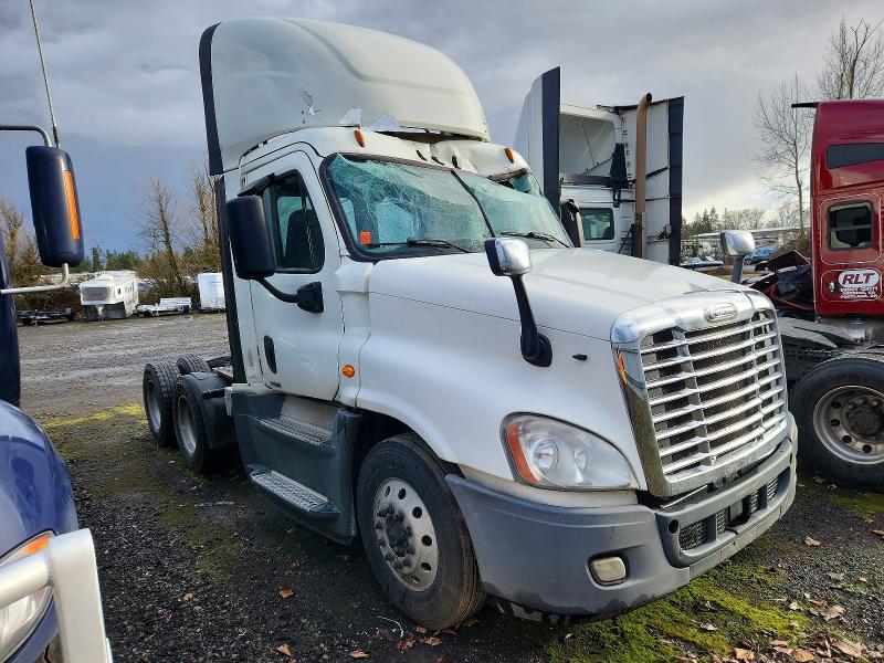 2017 FREIGHTLINER CASCADIA 125 — VIN 3AKJGEDV4HSHR2943