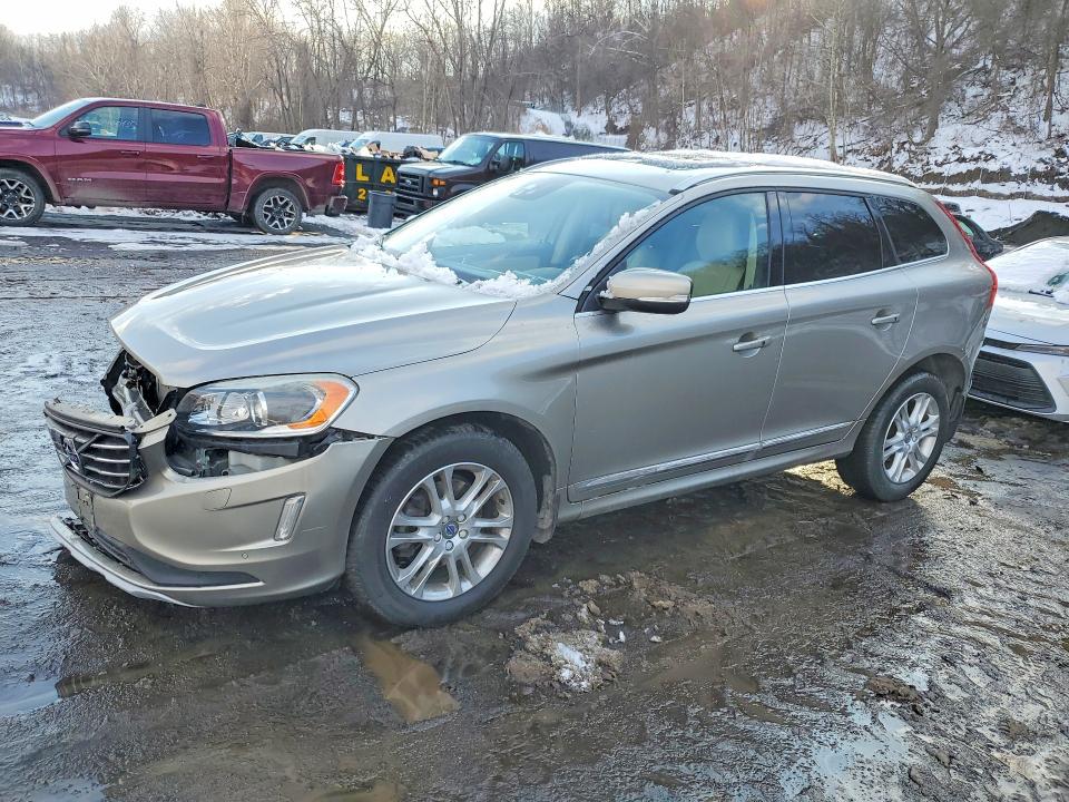 2016 VOLVO XC60 — VIN YV4612RM5G2845933