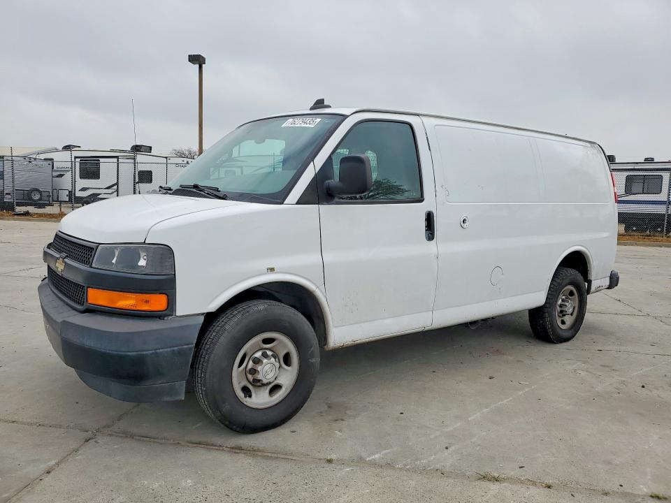 2018 CHEVROLET EXPRESS 25 — VIN 1GCWGAFP8J1172918