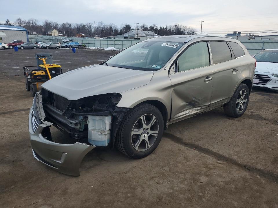 2015 VOLVO XC60 — VIN YV4902RK0F2746014