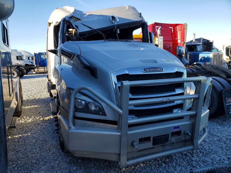 2022 FREIGHTLINER CASCADIA 1 — VIN 3AKJHHDV8NSNE2625