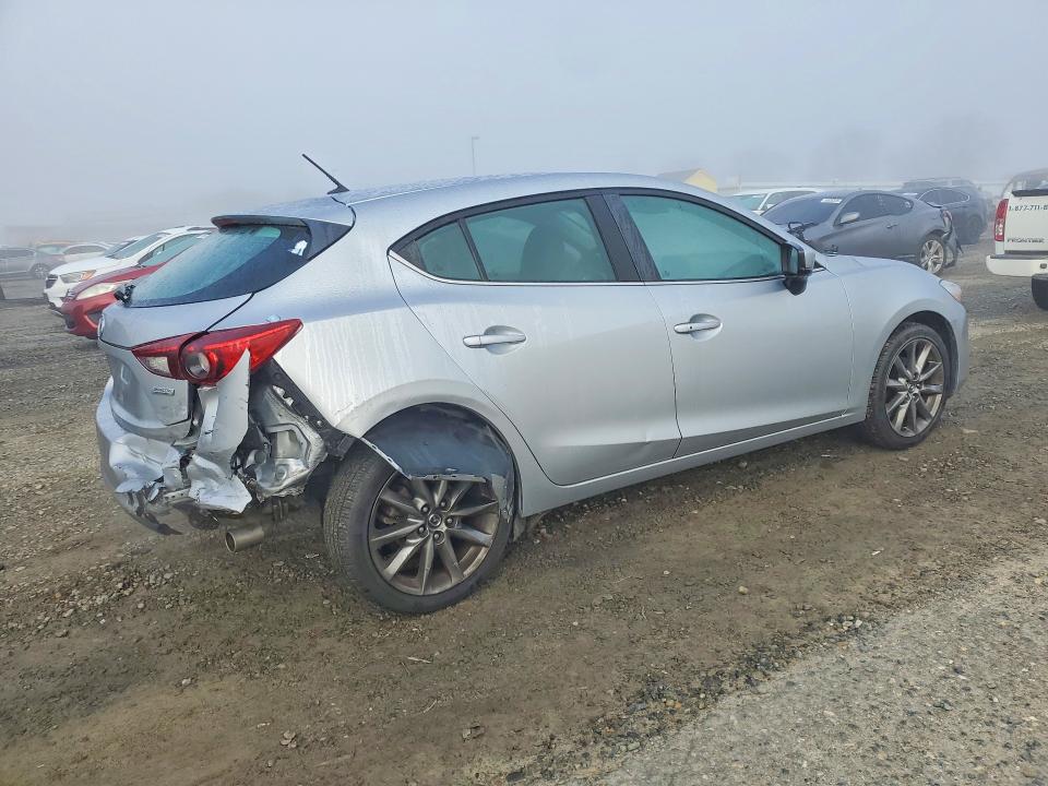 3MZBN1L38JM260406