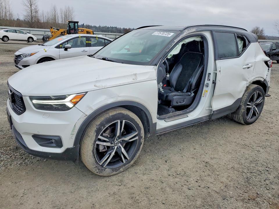 2020 VOLVO XC40 — VIN YV4162UMXL2202734