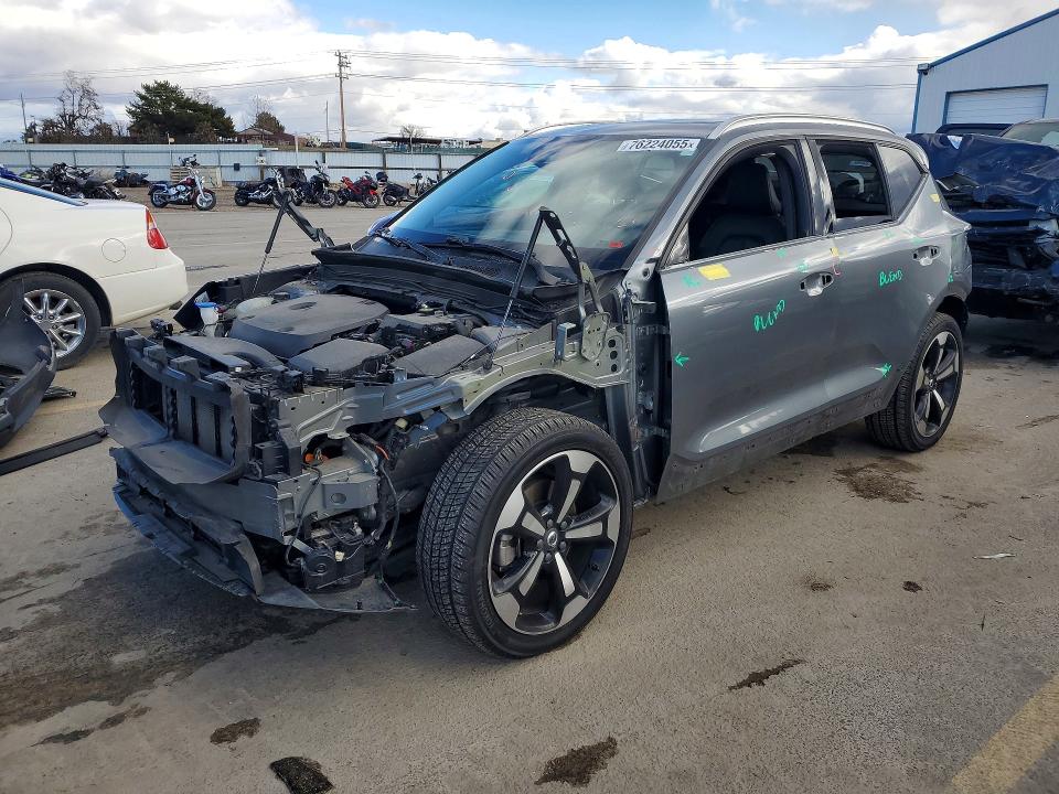 2019 VOLVO XC40 T5 MO — VIN YV4162UKXK2139776