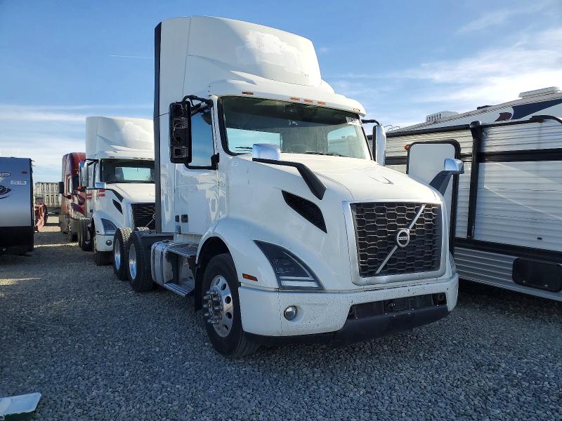 2020 VOLVO VNR — VIN 4V4WC9EG8LN266647