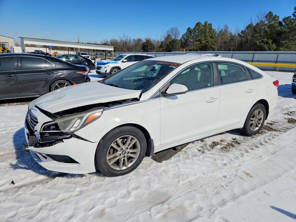 2015 HYUNDAI SONATA SE — VIN 5NPE24AF8FH232318