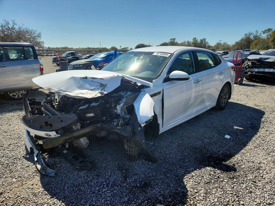 2017 KIA OPTIMA — VIN 5XXGT4L15HG126527