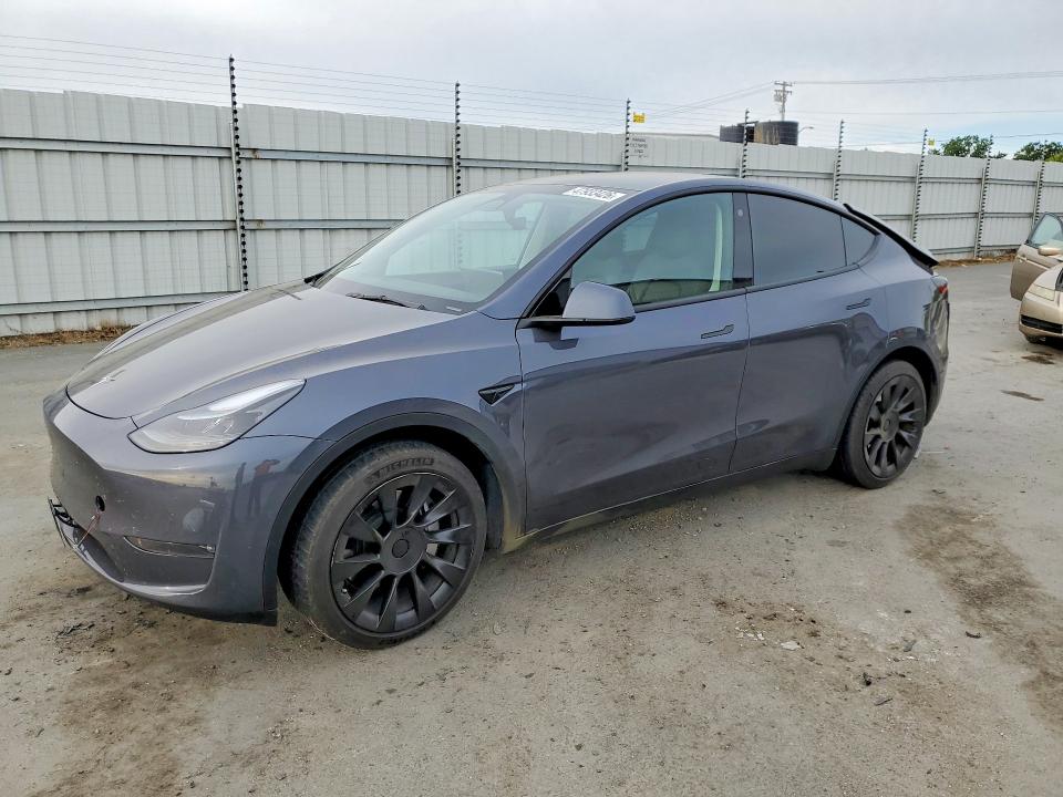 2022 TESLA MODEL Y — VIN 7SAYGDEE2NF552590