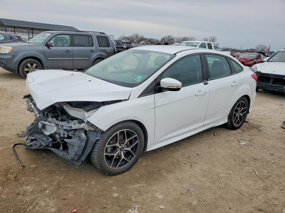 2016 FORD FOCUS — VIN 1FADP3F26GL293537