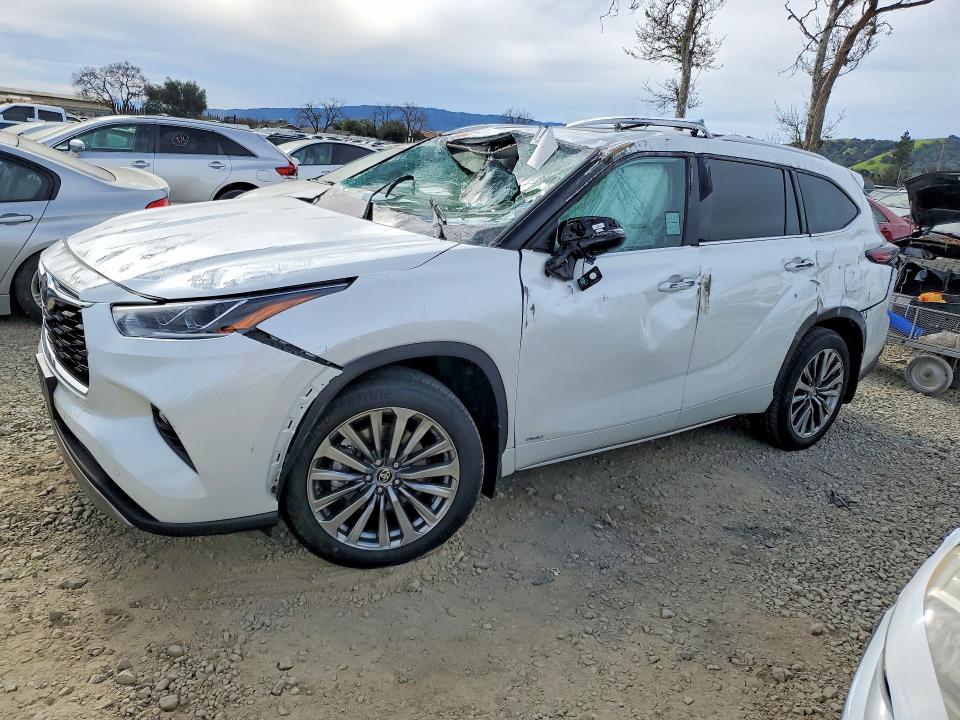 2025 TOYOTA HIGHLANDER — VIN 5TDKBRCHXSS651113