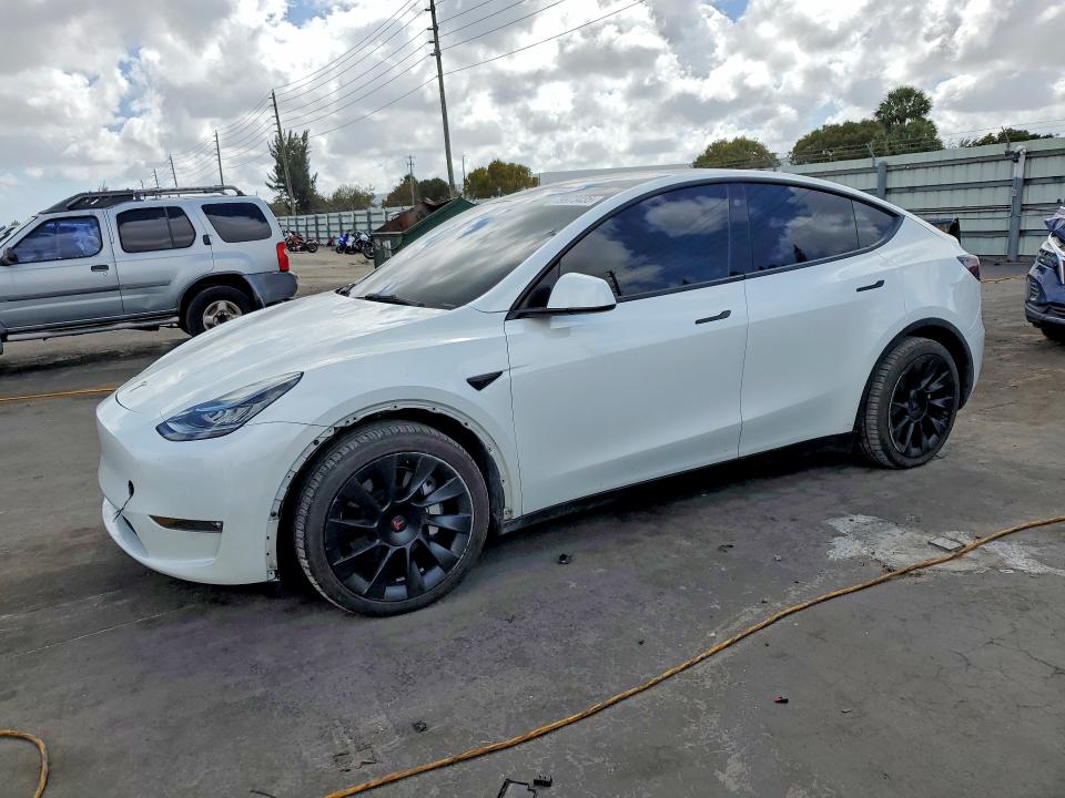 2022 TESLA MODEL Y — VIN 7SAYGDEE1NF447295