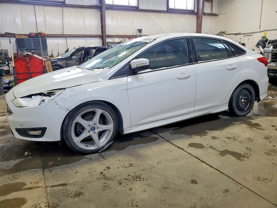 2015 FORD FOCUS — VIN 1FADP3F26FL271617
