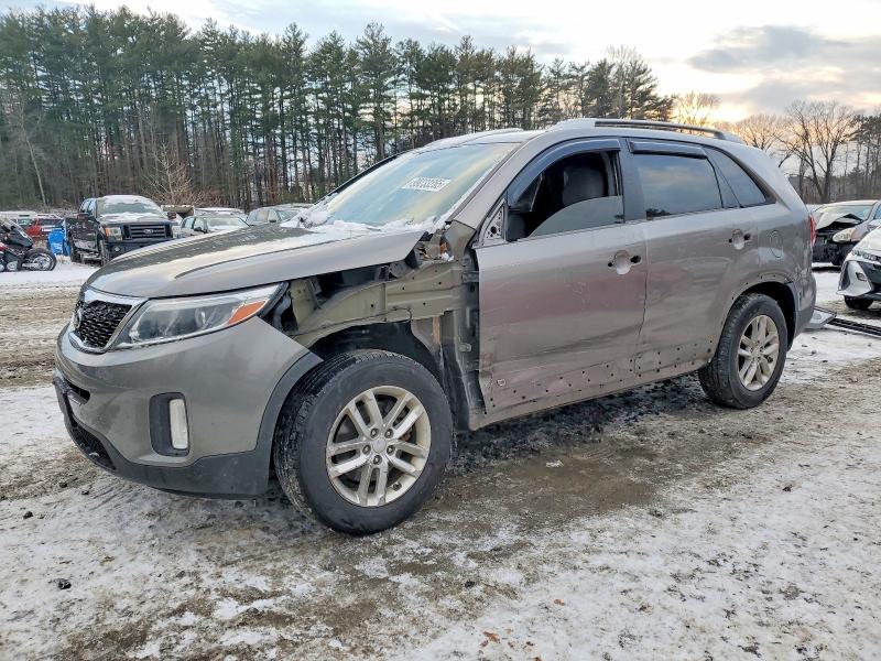 2015 KIA SORENTO LX — VIN 5XYKTCA66FG583018