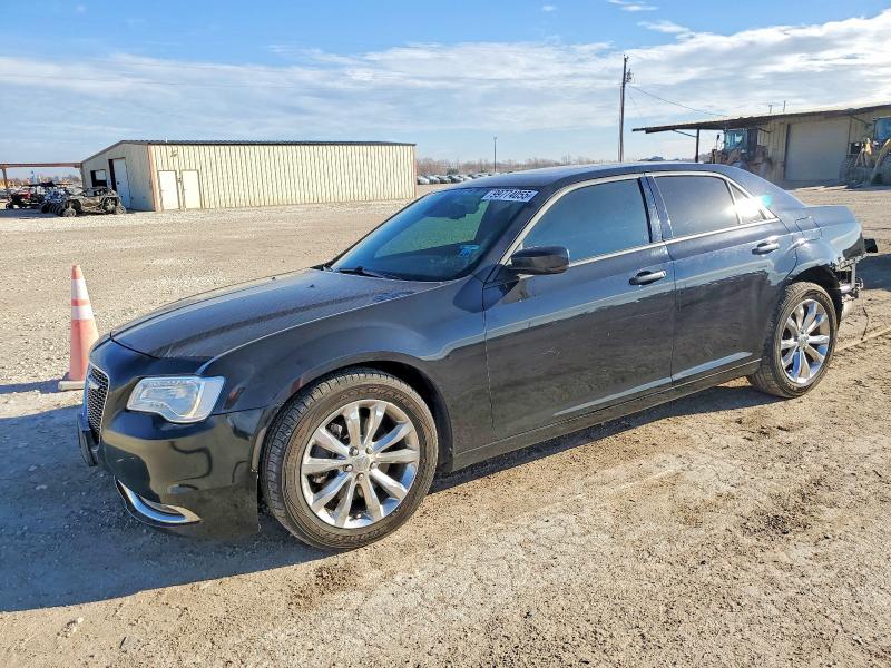 2016 CHRYSLER 300C — VIN 2C3CCAKG8GH261827