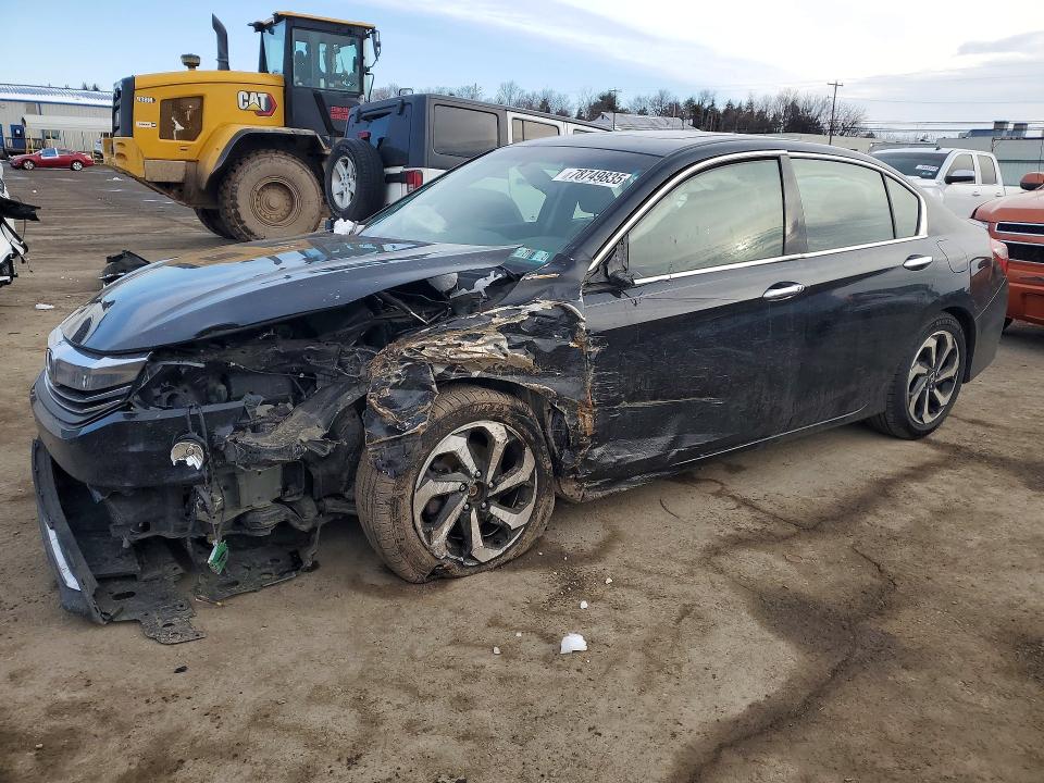 2017 HONDA ACCORD — VIN 1HGCR3F82HA007878