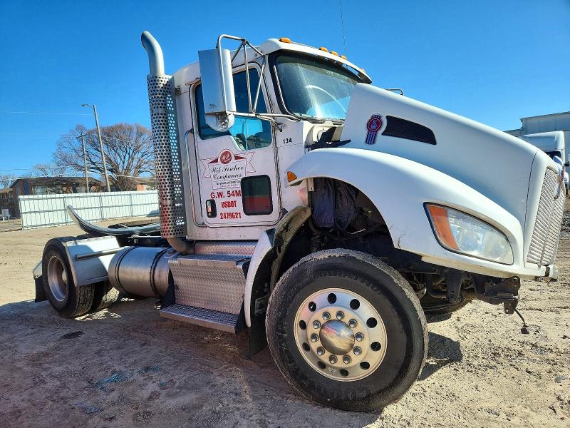 2017 KENWORTH T300 — VIN 2XKHAM8X7HM146102