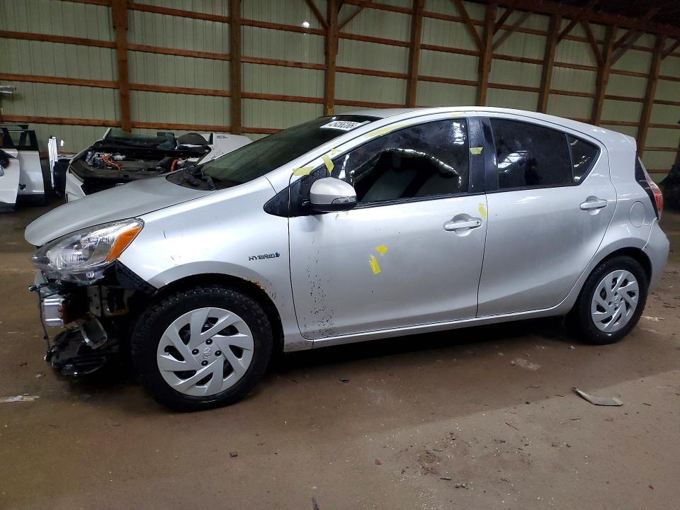 2016 TOYOTA PRIUS C — VIN JTDKDTB3XG1136145