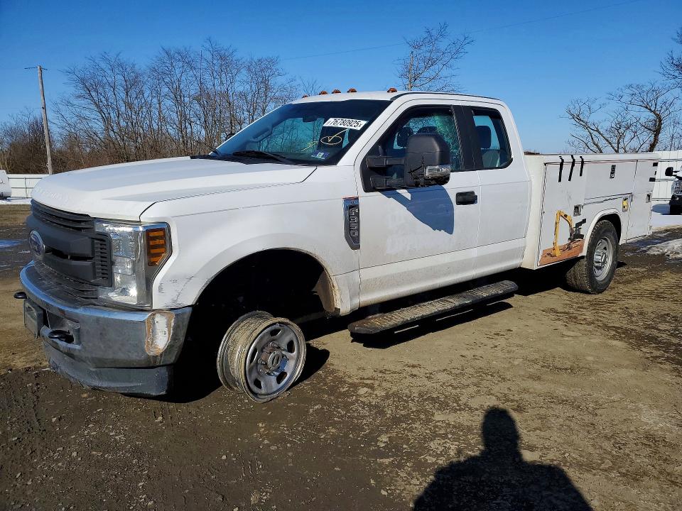 2018 FORD F350 — VIN 1FD8X3F64JEB32402