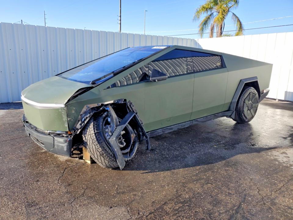 2024 TESLA CYBERTRUCK — VIN 7G2CEHEDXRA040894