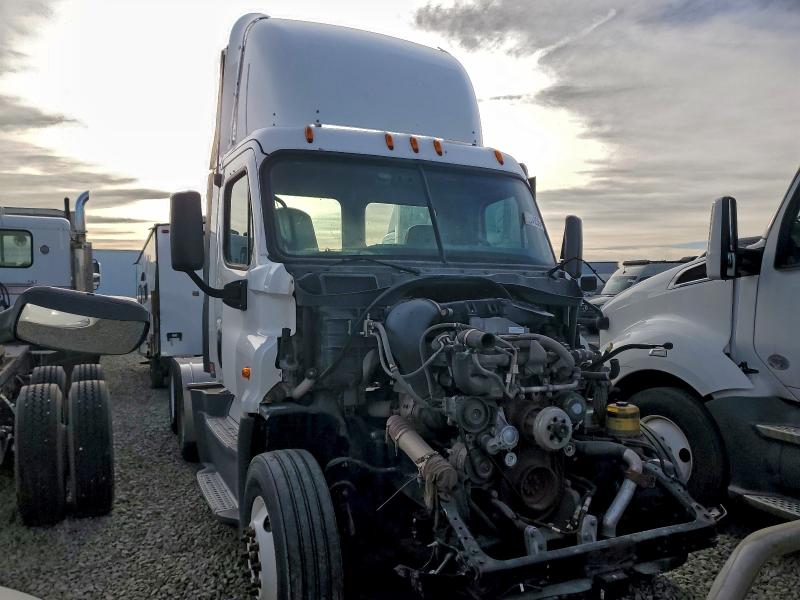 2015 FREIGHTLINER CASCADIA 1 — VIN 1FUJGEDV0FLGJ9736