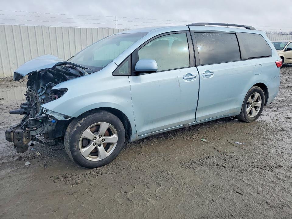 2015 TOYOTA SIENNA — VIN 5TDKK3DC0FS568764