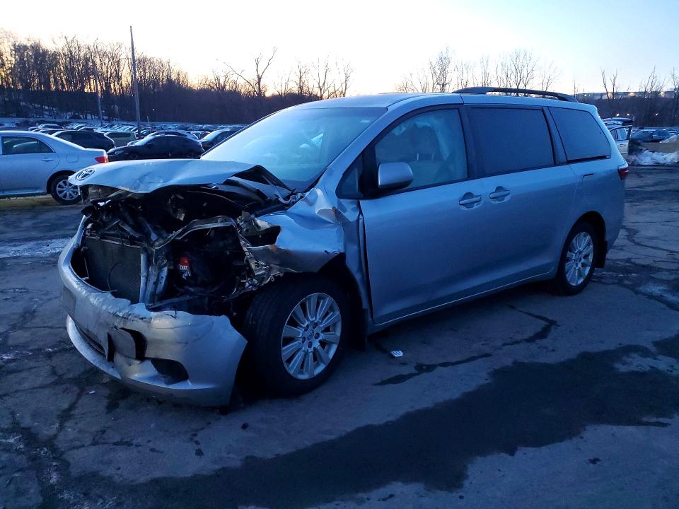 2015 TOYOTA SIENNA — VIN 5TDJK3DC1FS098000
