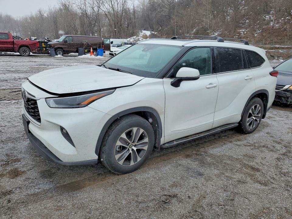 2022 TOYOTA HIGHLANDER — VIN 5TDHZRBH8NS581817